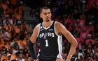 NBA总决赛首战惨遭逆转！马刺客场0-1不敌尼克斯，文班亚马砍下26分仍难挽败局，球队遭遇开门黑引发广泛关注
