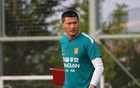 国足集结备战迎战新加坡，主力阵容初现端倪，韦世豪与张玉宁成关键人物，新生代球员谁将脱颖而出引发关注