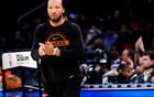 父亲征战NBA长达九年却始终未能获得稳定合同，而儿子仅用八年便斩获两亿美元薪资，更在纽约球场上被誉为“国王”的传奇人物