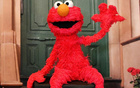 纽约球迷怒斥Elmo“两队都加油”言论，迫使他紧急改口并公开道歉，事件引发全美体育圈热议